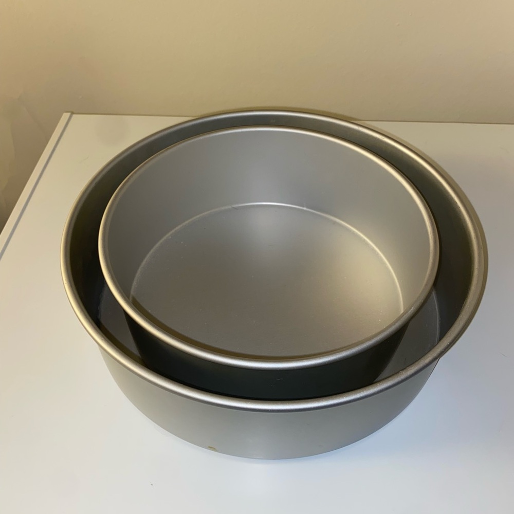 Set of 2 Round Wilton Cake Pans